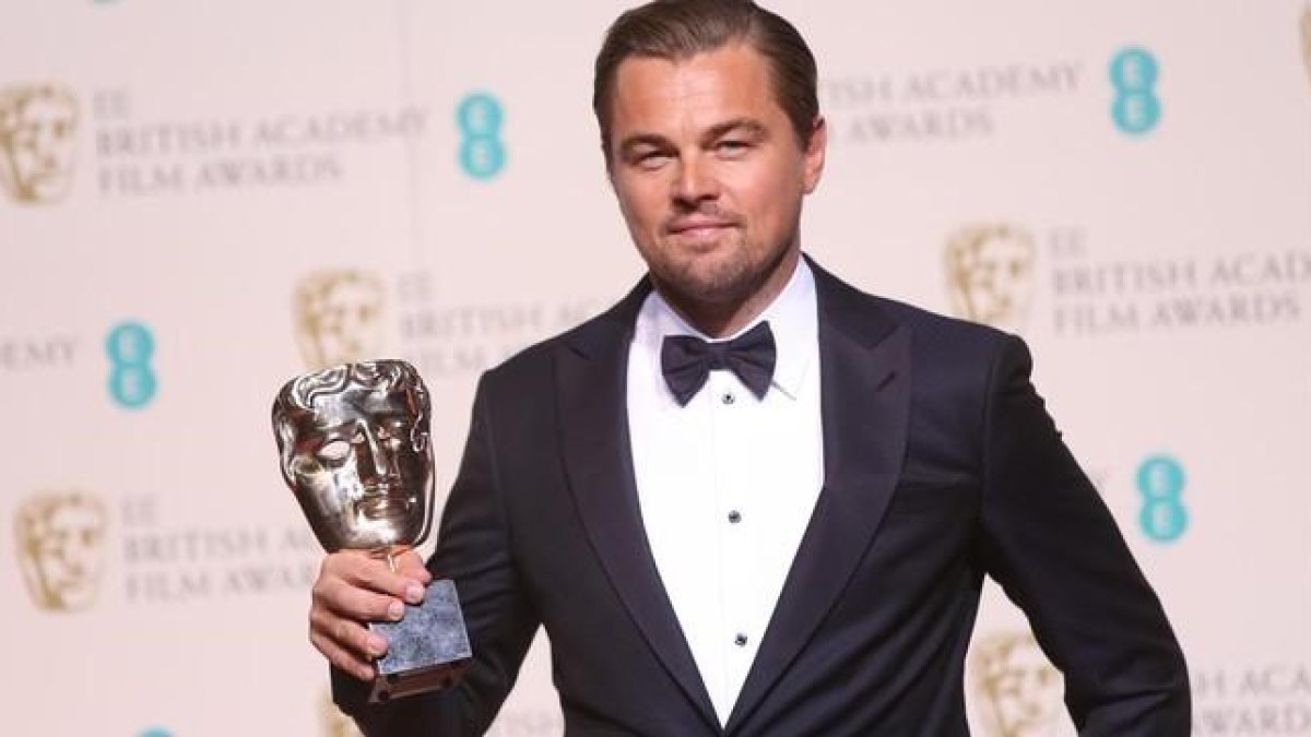 Leonardo DiCaprio, con el premio Bafta al mejor actor por 'El renacido', el 14 de febrero.-AP / JOEL RYAN