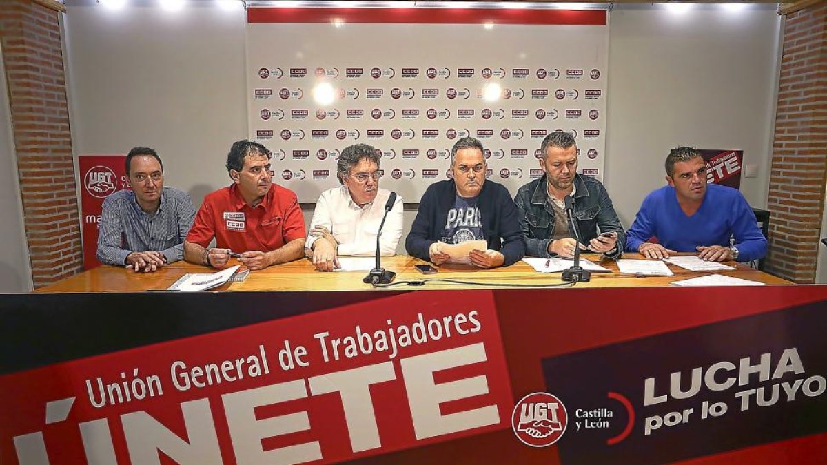 Juan Manuel Ramos (2i), José Manuel González (centro) y Raúl Santa Eufemia (2d), durante la presentación ayer del nuevo calendario de movilizaciones.-ICAL
