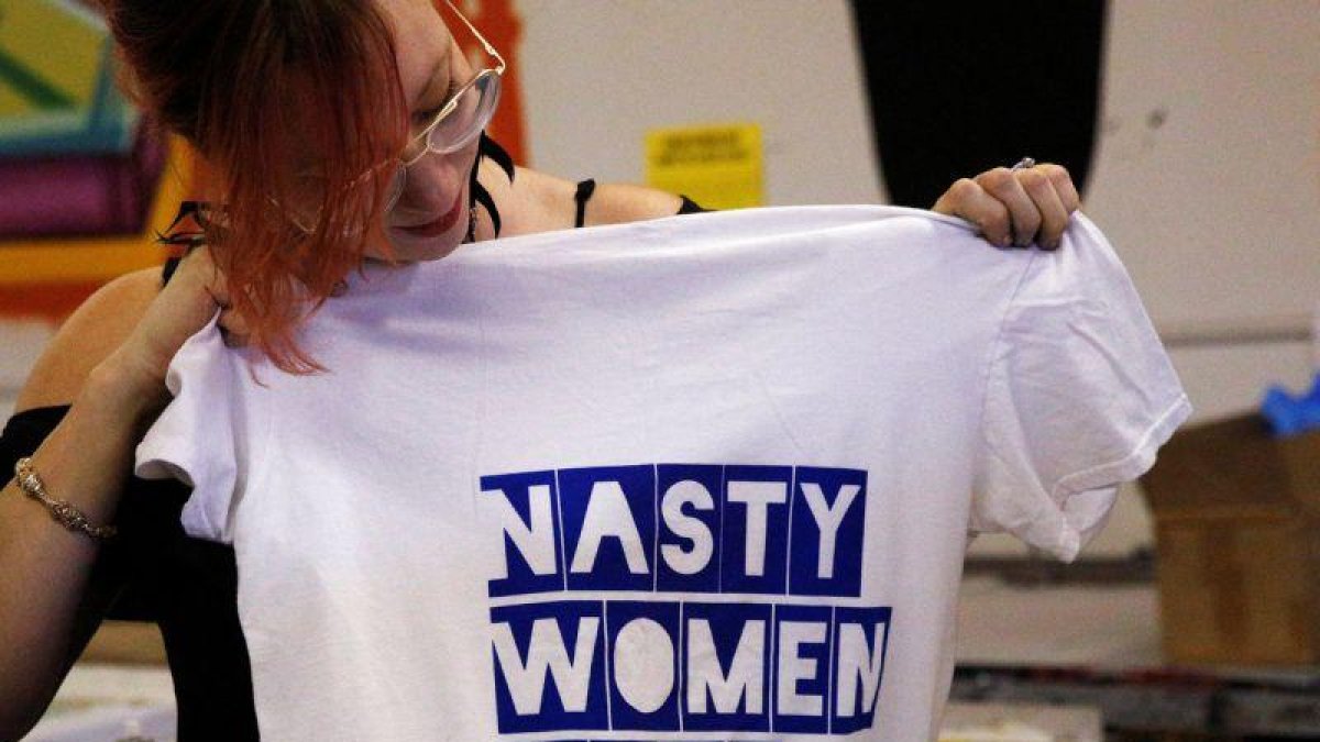 Bob Bland, una de las impulsoras de la campaña de las 'mujeres asquerosas', enseña una camiseta con su lema, en Nueva York.-BRENDAN MCDERMID / REUTERS