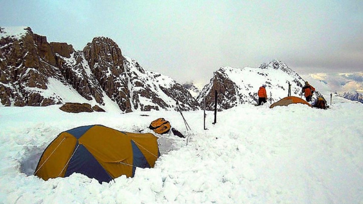 Campamento para el estudio del periglaciarismo, en los Pirineos.-ICAL
