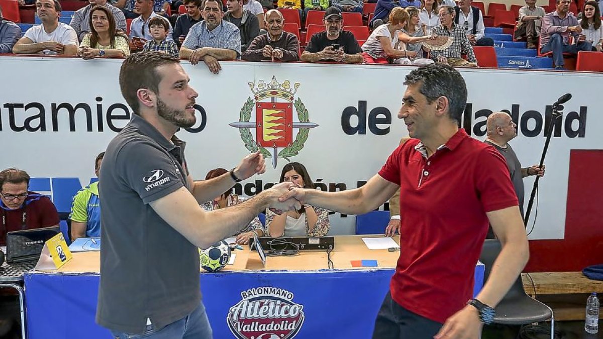 Nacho González saluda a ‘Jota’ durante la pasada temporada.-M. Á, SANTOS