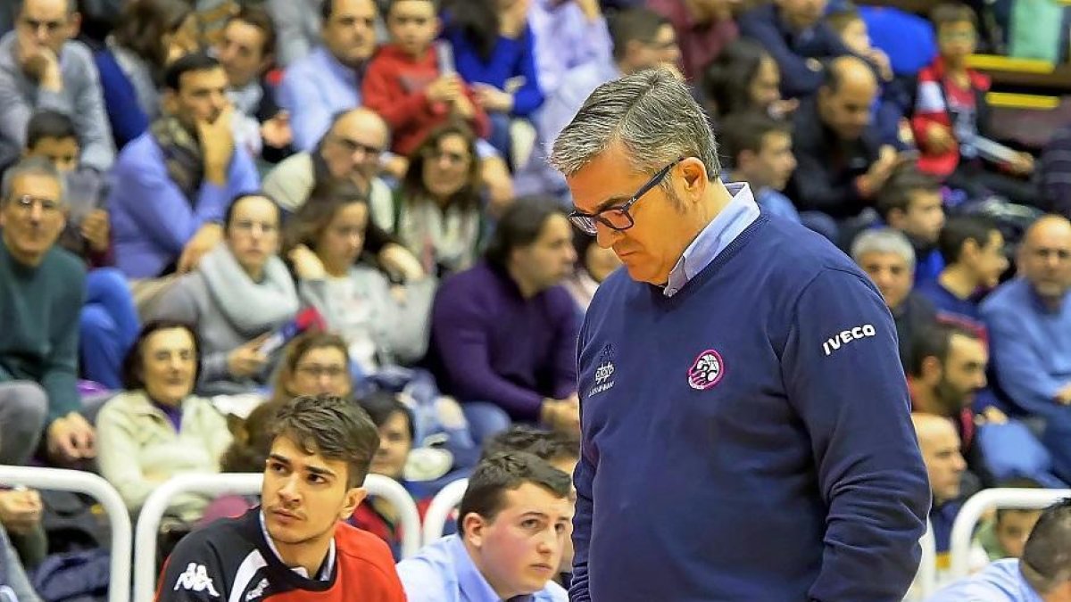 Paco García, cabizbajo, pensativo y  con  las manos en los bolsos durante un partido de esta temporada.-M. A. SANTOS