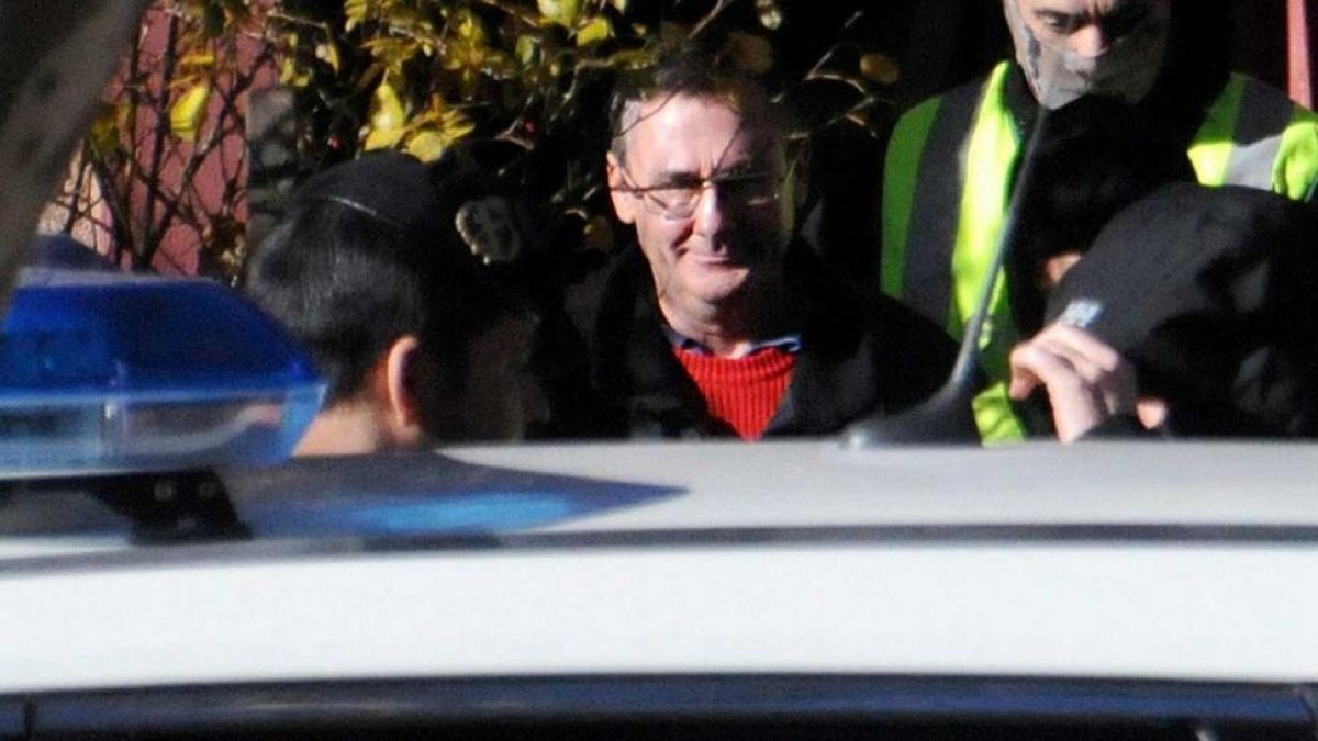 DanielFernández es conducido por los agentes a un coche policial.-RTVE.ES