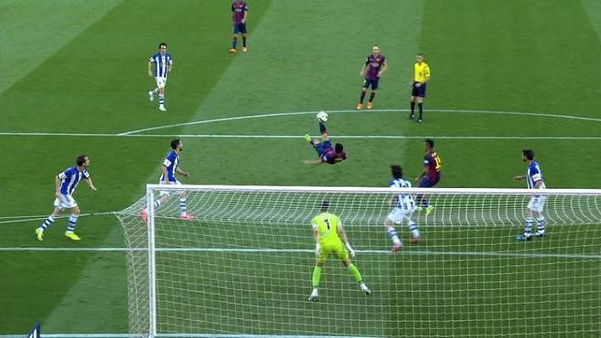 'Zona zàping' recuerda la espectacular volea de  Pedro frente a la Real Sociedad.-