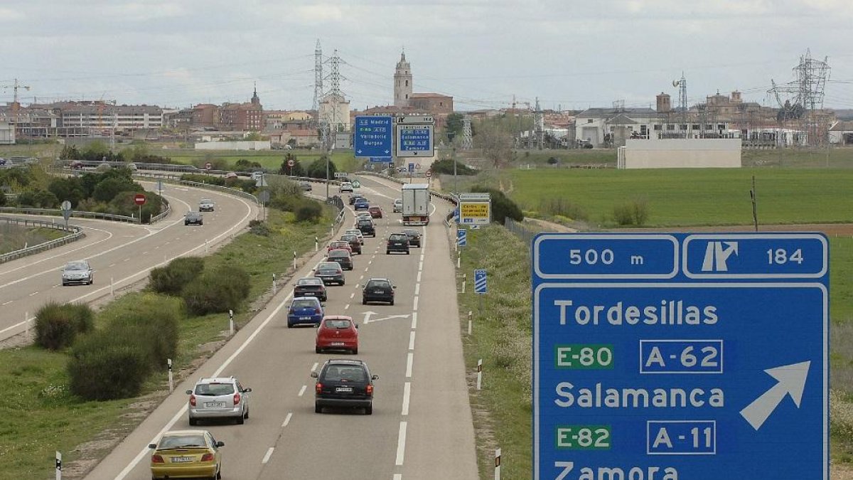 La A-62 a su paso por Tordesillas.-J.M. LOSTAU