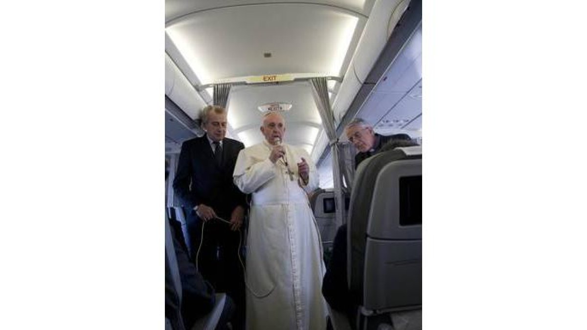 El Papa Francisco habla con los periodistas durante su  vuelo de vuelta al Vaticano, procedente de Estrasburgo.-Andrew Medichini