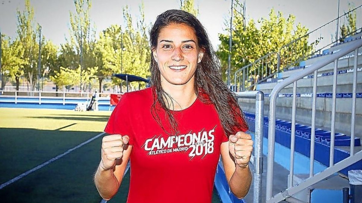 Laura Fernández posa con la camiseta que recuerda el título de Liga.-EM