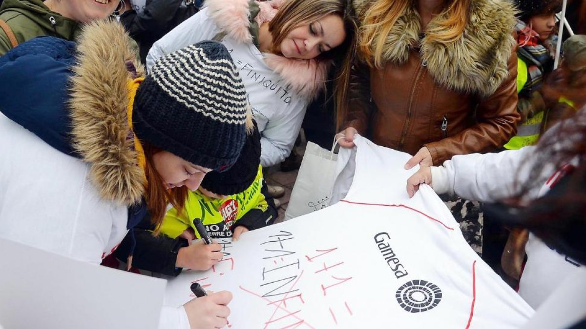 Firmas de apoyo en camisetas de los trabajadores de la planta de Gamesa en Miranda.-J.M.