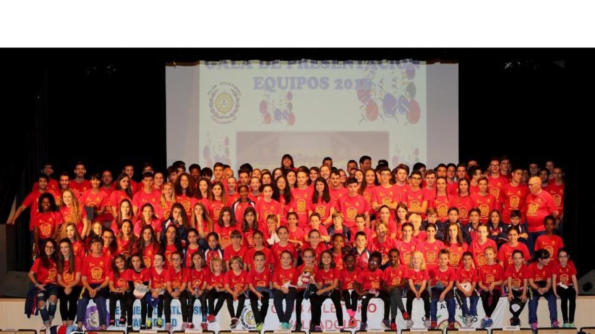 Atletas y entrenadores de las diferentes disciplinas del Club Atletismo de Valladolid posan en la sala Borja durante la tradicional gala anual.-MONTSE ÁLVAREZ