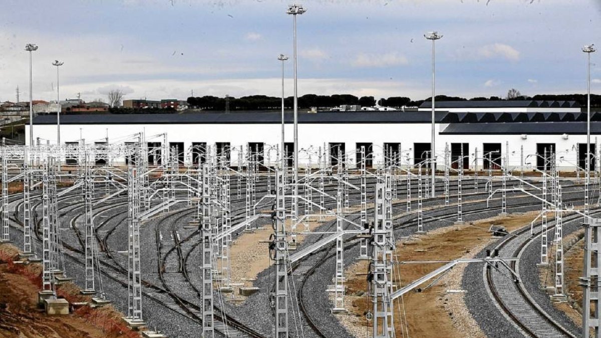 Vías de acceso para la llegada de los trenes a los nuevos talleres de Renfe, en el páramo de San Isidro-J.M.Lostau