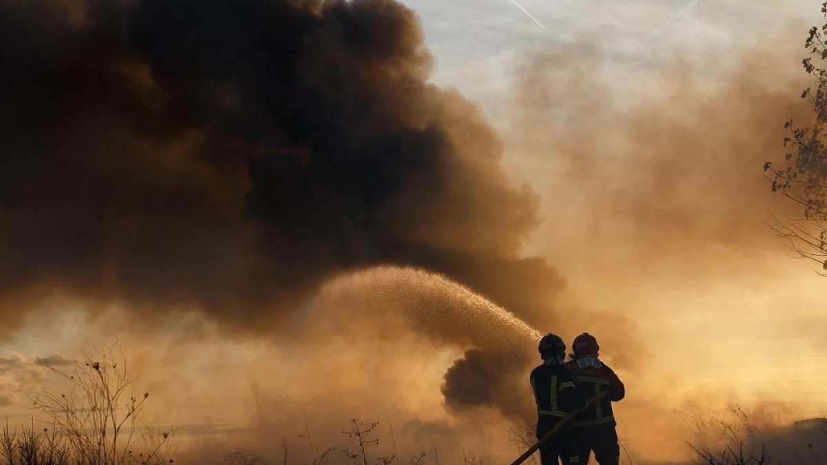 Incendio en un vertedero ilegal situado a las afueras de Zamora.-ICAL
