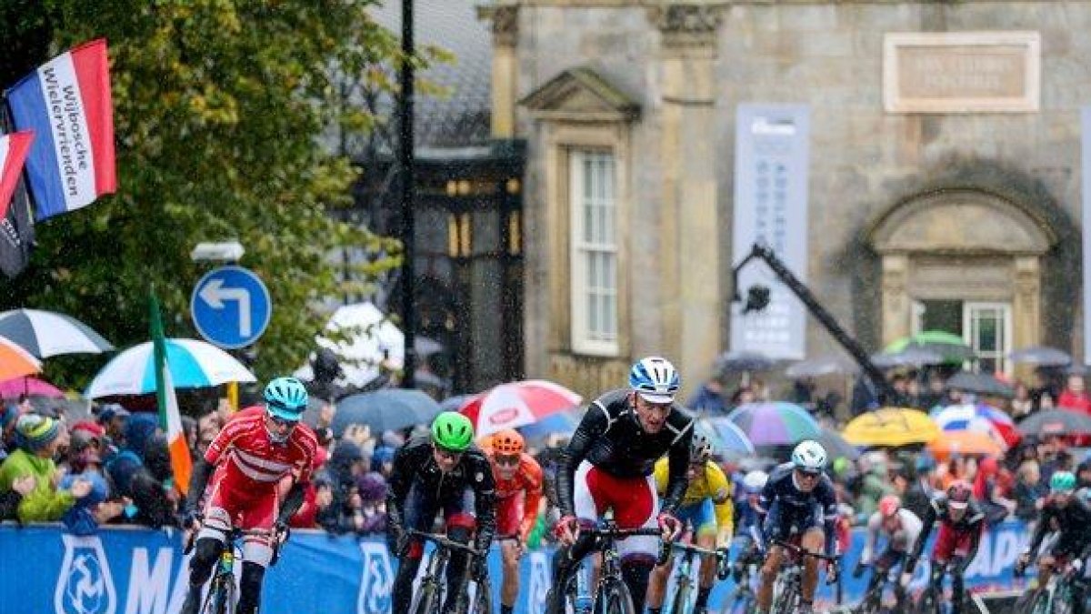 Los ciclistas pedelaean bajo la lluvia durante el Mundial de Yorkshire.-EPA
