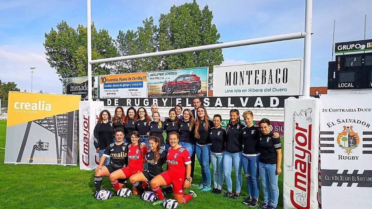 Las jugadoras posan en Pepe Rojo junto al presidente y el patrocinador. Las jugadoras posan en Pepe Rojo junto al presidente y el patrocinador.-EM