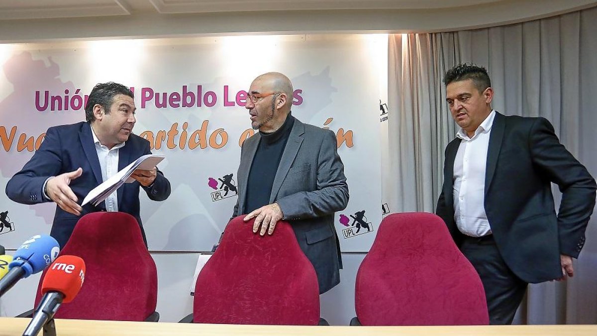 El secretario general de UPL, Luis Mariano Santos y los senadores de Compromís, Carles Mulet y Jordi Navarrete .-ICAL