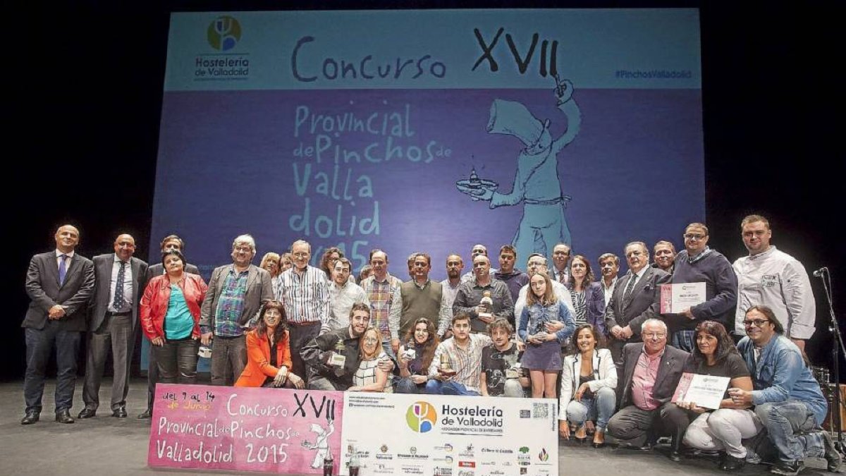 Foto de familia de los ganadores de los cuatro primeros premios del XVII Concurso Provincial de Pinchos, celebrado este lunes en el Teatro Calderón de Valladolid.-Pablo Requejo