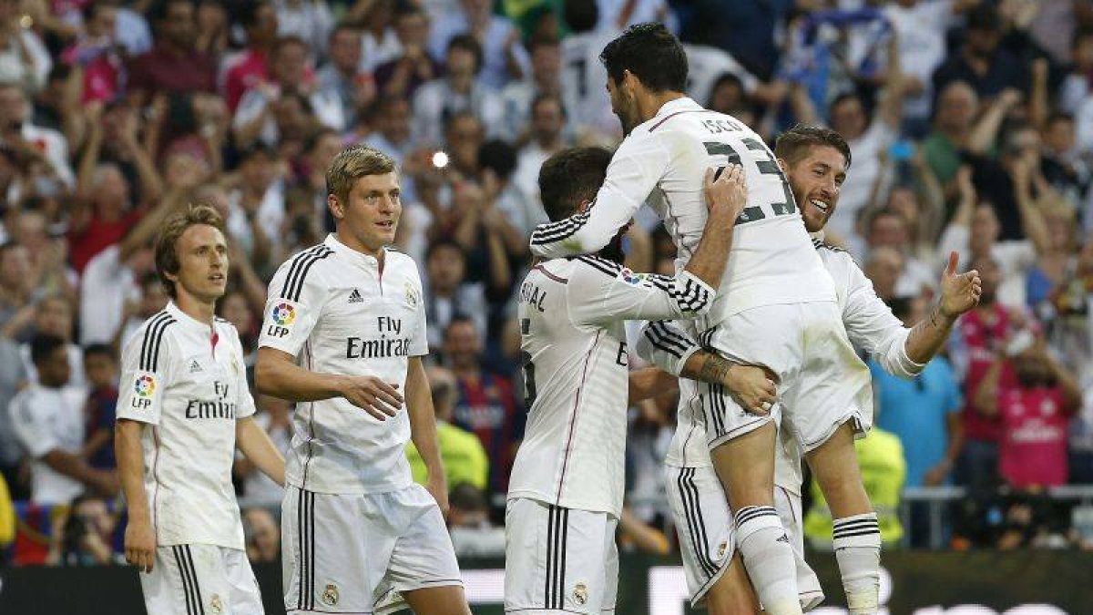 Los jugadores del Real Madrid celebran el tanto logrado por Karim Benzemá.-Foto: EFE