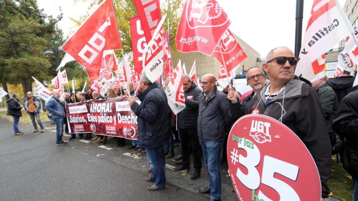 Dos centenares de personas se concentran frente a la sede de la Delegación del Gobierno en Valladolid bajo el lema ¡Ahora salarios, empleo digno y derechos!-RUBÉN CACHO / ICAL
