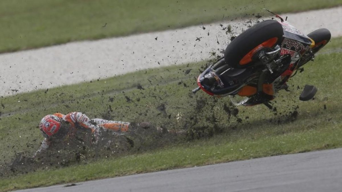 Espectacular y decisiva caída de Marc Márquez (Honda), hoy en el trazado australiano de Phillip Island.-MIRCO LAZZARI