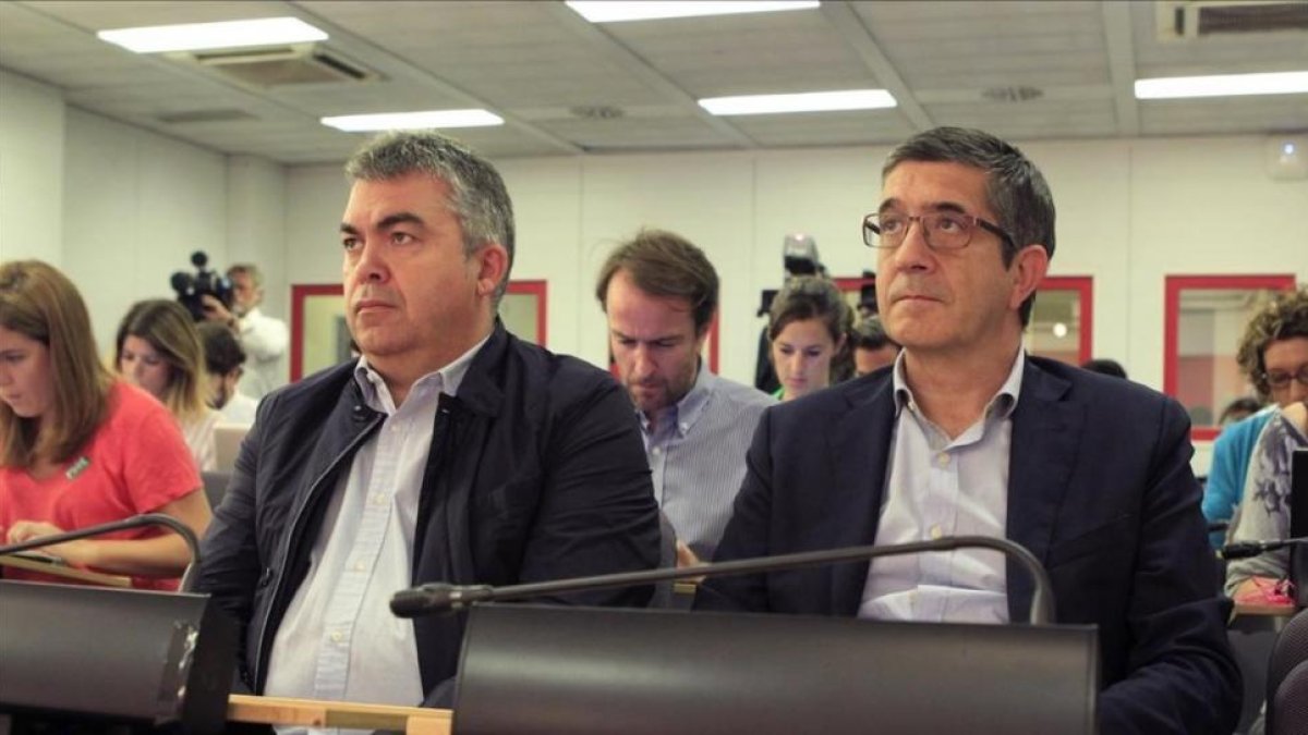 Patxi López, a la izquierda, el pasado domingo en la sede del PSOE.-EFE / VÍCTOR LERENA
