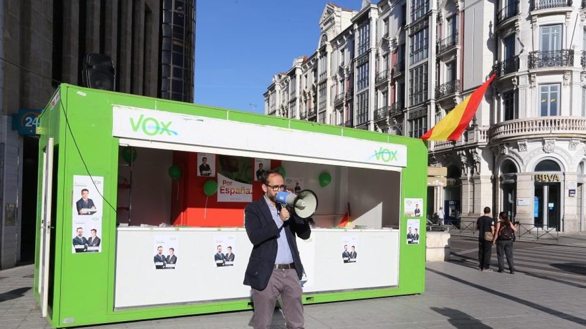 El candidato de Vox habla a través de un megáfono en la presentación de la candidatura.-ICAL