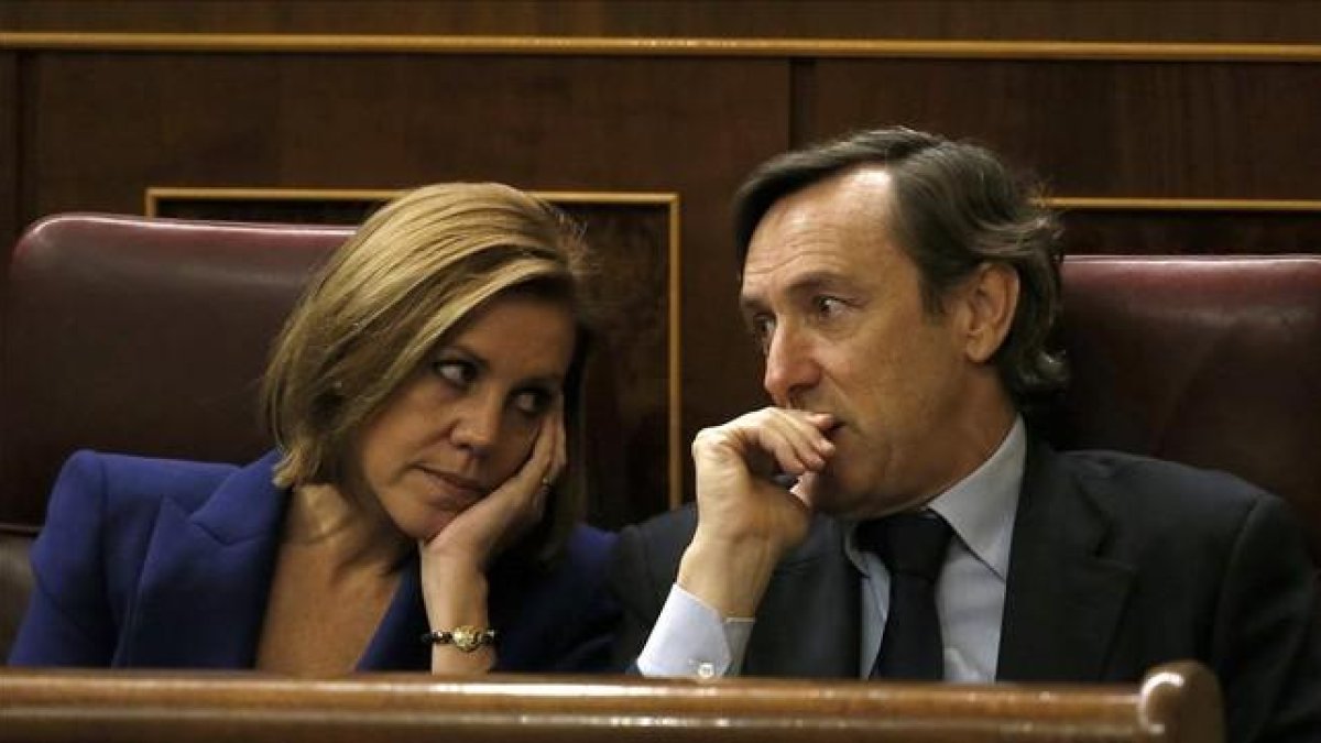 La secretaria general del PP, Dolores de Cospedal, junto al portavoz en el Congreso, Rafael Hernando, en la constitución de Cortes.-SERGIO BARRENCHEA / EFE