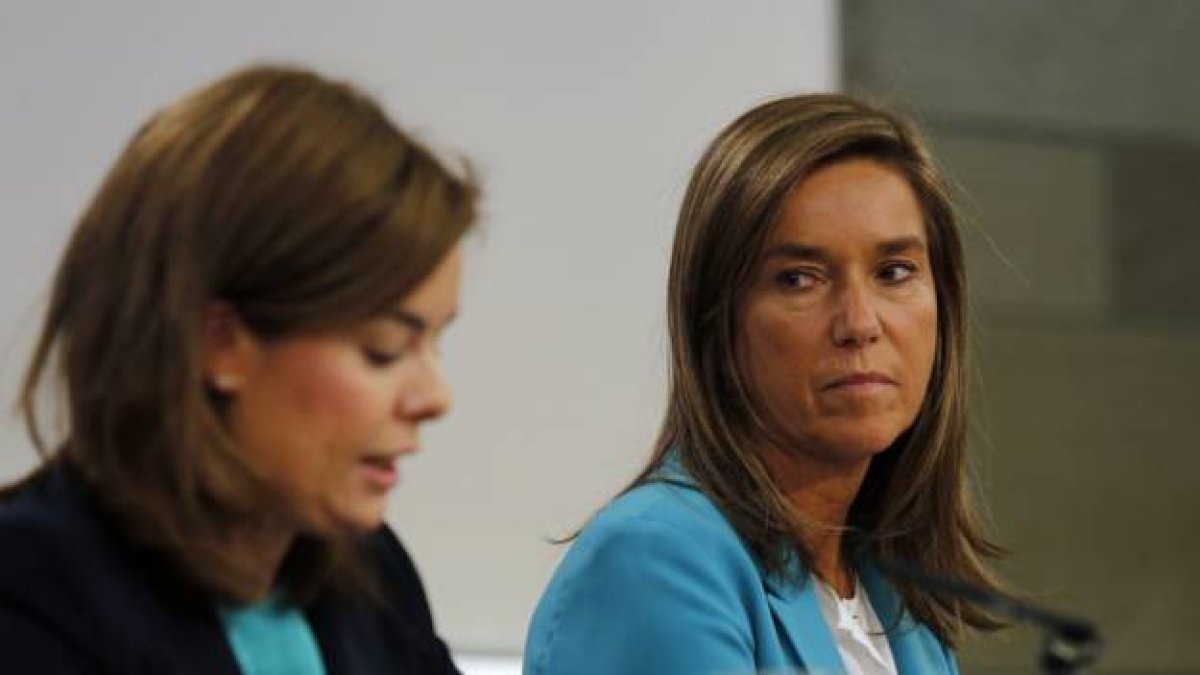Ana Mato observa a Soraya Sáenz de Santamaría durante una rueda de prensa, en octubre del año pasado.-Foto: DAVID CASTRO
