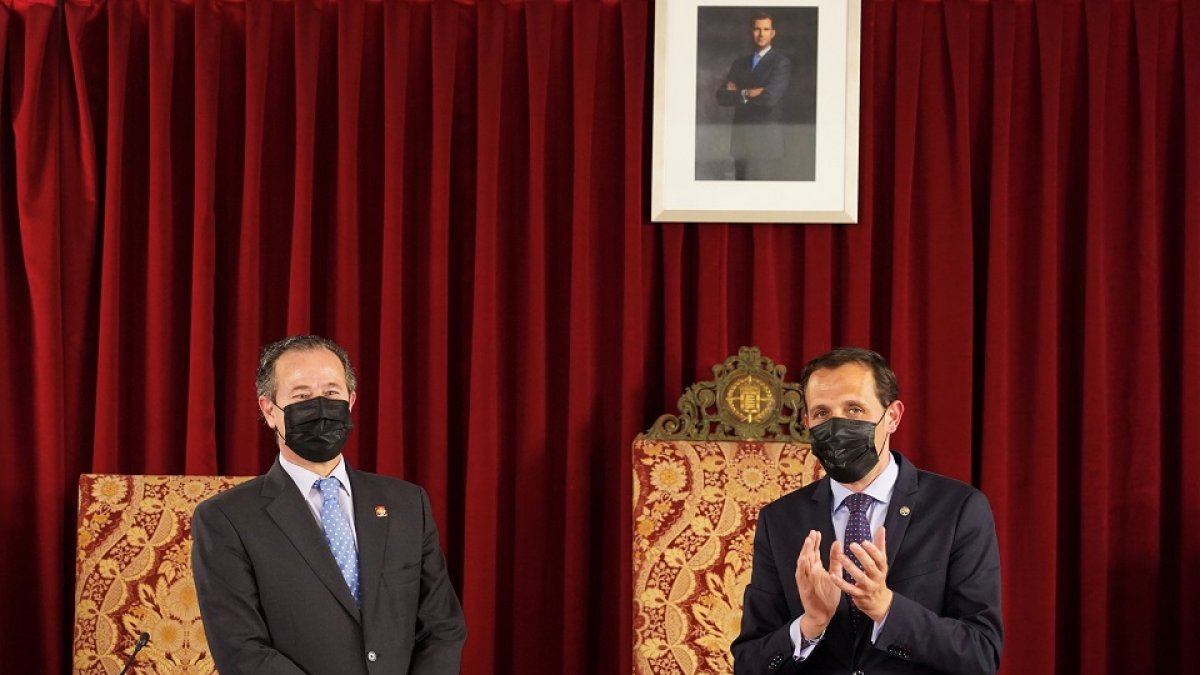 Conrado Íscar entrega el Premio Provincia de Valladolid a la Trayectoria Artística 2019 a Antonio Sánchez del Barrio. - E.M.