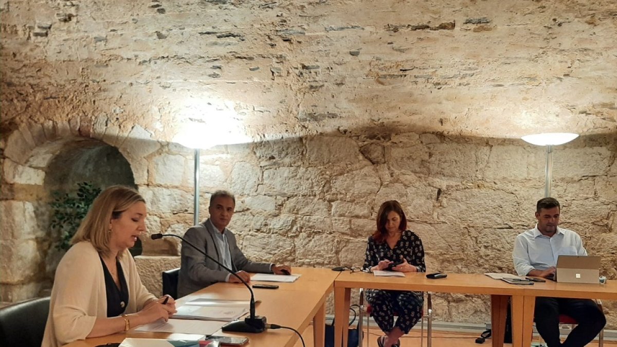 La directora general de Turismo, Estrella Torrecilla, mantiene una reunión con los presidentes de turismo de las regiones portuguesas Porto e Norte, Luis Pedro Martins y Centro de Portugal, Pedro Machado, acompañados por la directora de la Oficina de Turismo de Portugal en España, María de Lurdes Vale. - ICAL