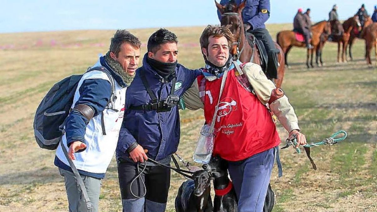 Enganche de la traílla finalista del Campeonato de España con Malú a la izquierda.-LEONARDO DE LA FUENTE