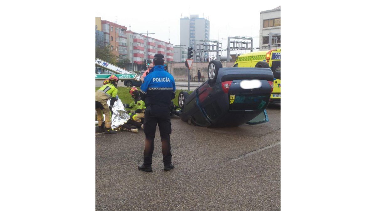 Un vehículo vuelca en Arco de Ladrillo, en Valladolid. - POLICÍA VALLADOLID