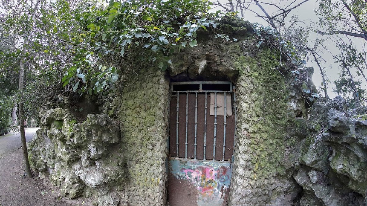 Imagen del estado actual de la entrada a la gruta del Campo Grande, que permanece cerrada. J.M. LOSTAU