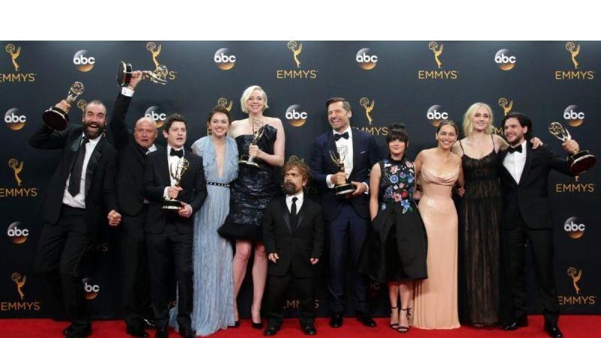 Foto de familia del elenco de 'Juego de Tronos', en la ceremonia de los Emmy.-EFE / MIKE NELSON