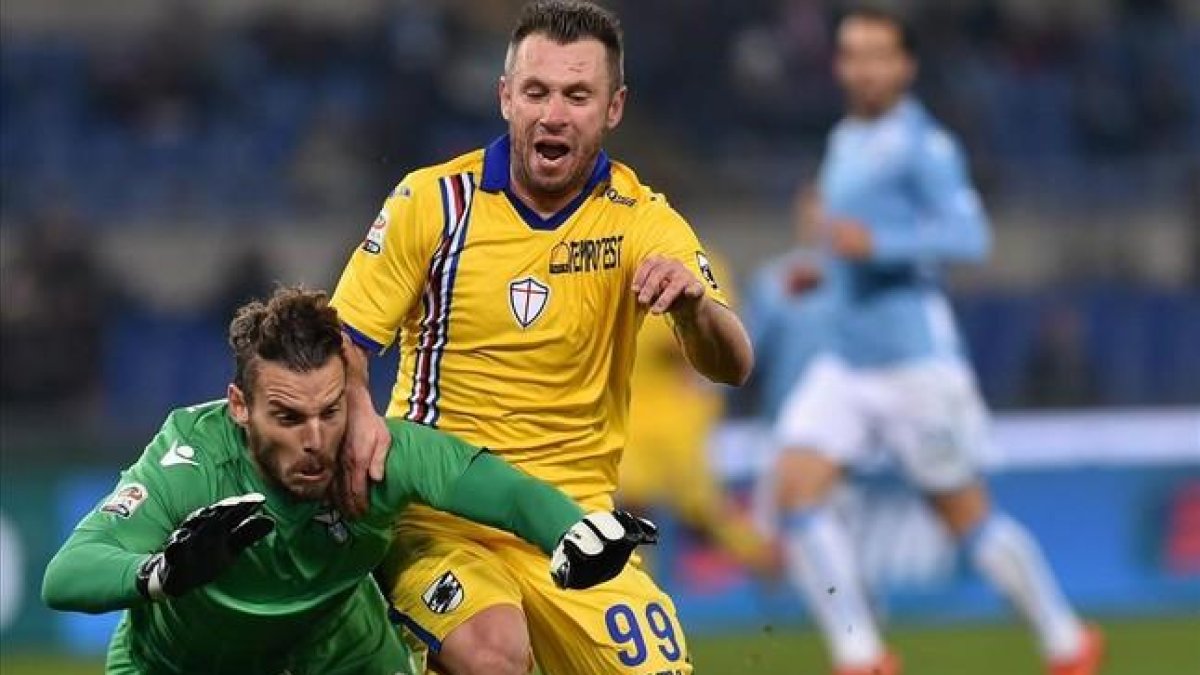 El portero Federico Marchetti lucha por el balón ante Antonio Cassano-AFP / ALBERTO PIZZOLI