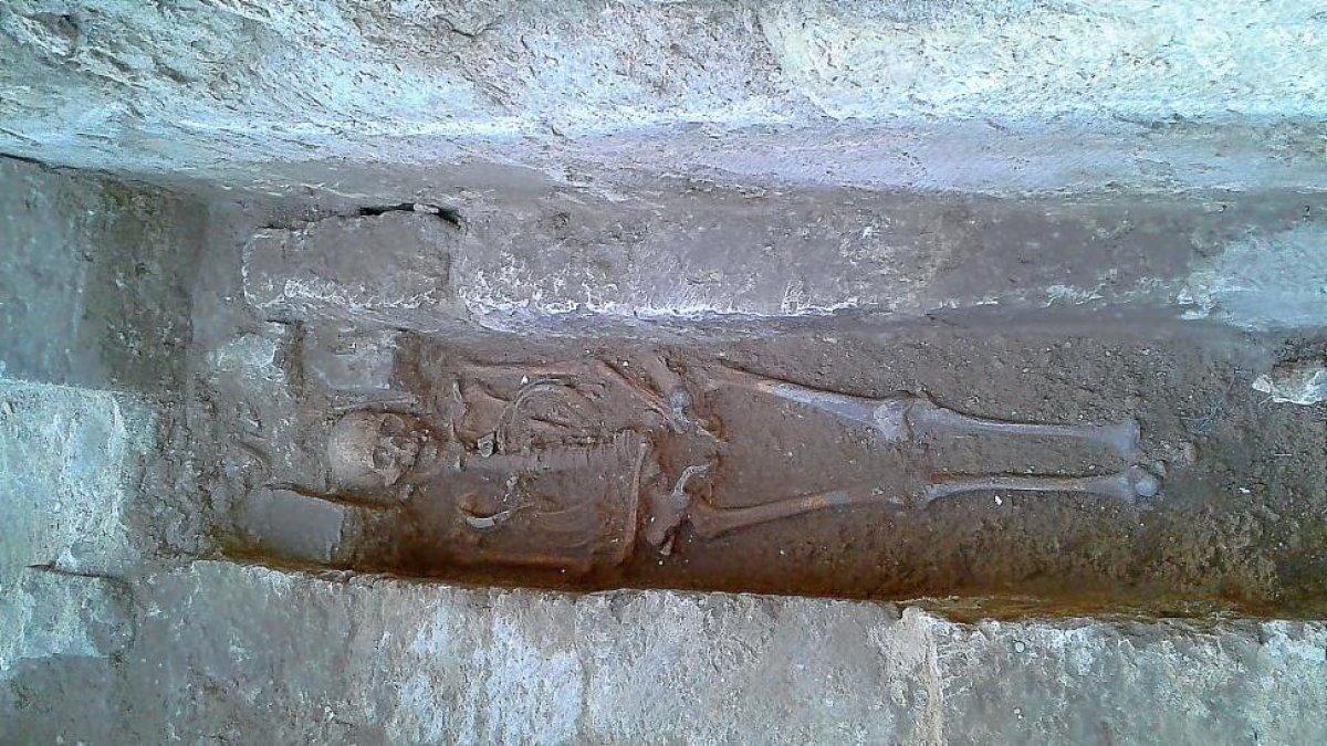 Una de las tumbas exhumadas en el yacimiento.-EL MUNDO