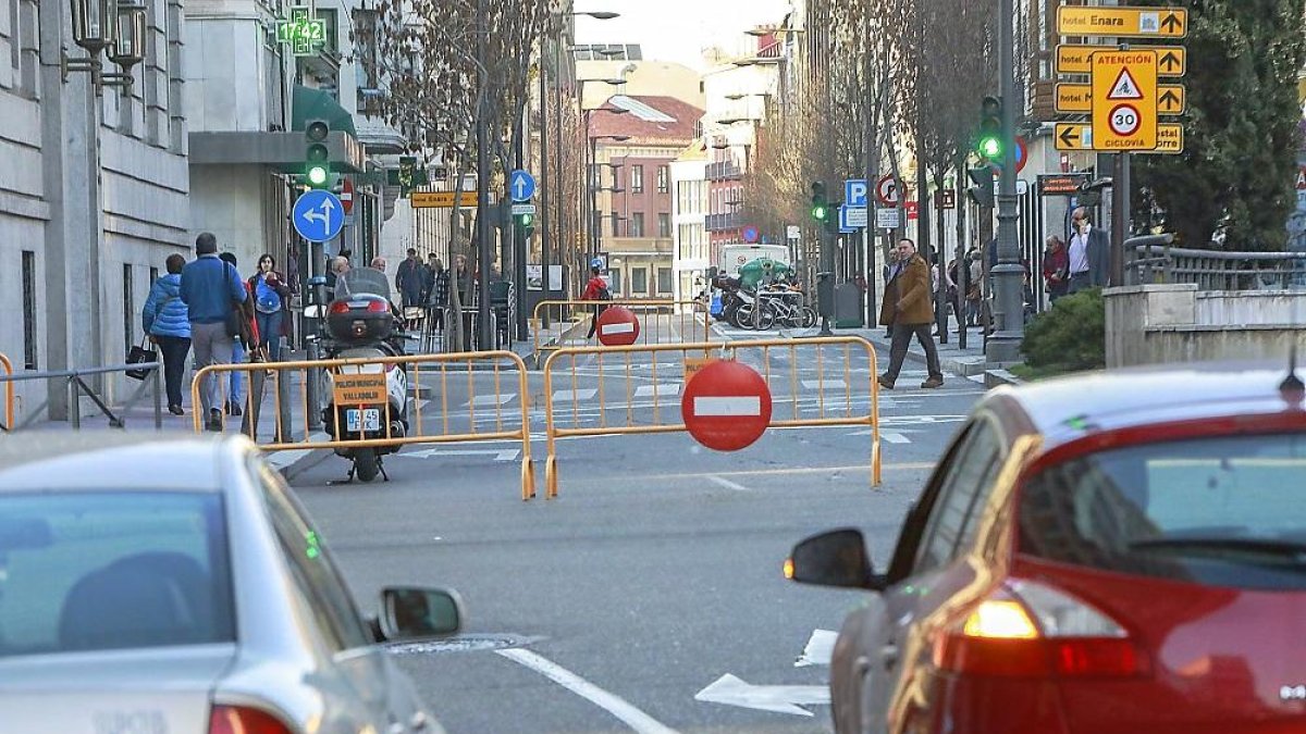 La calle Duque de la Victoria cortada por el alto nivel de contaminación el pasado lunes.-J.M. LOSTAU