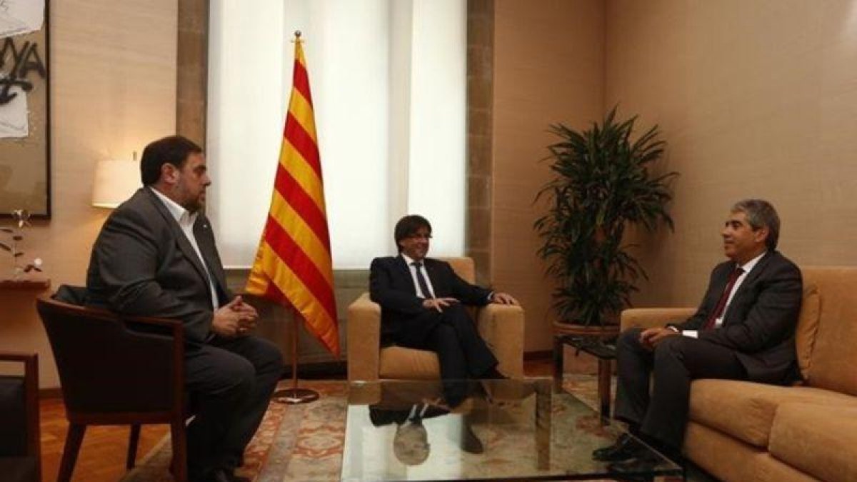 Puigdemont y Junqueras reciben a Homs antes de que el lunes vaya a declarar al Supremo por el 9-N.-FERRAN NADEU