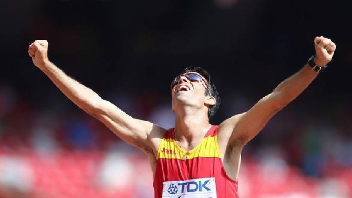 Miguel Angel López celebrando su victoria en los 20 km marcha, en los Mundiales de Atletismo de Pekín.-Foto: EFE / SRDJAN SUKI