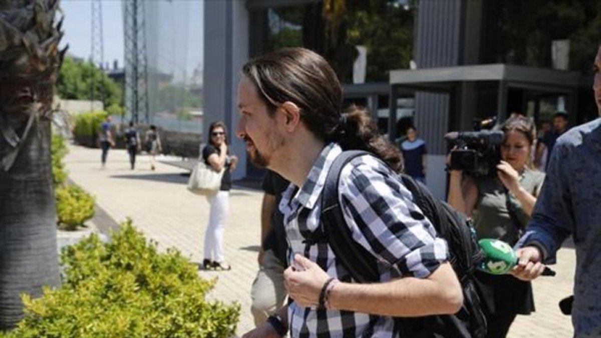 Iglesias, tras oír a Echenique en el teatro Goya, el lunes en Madrid.-AGUSTÍN CATALÁN