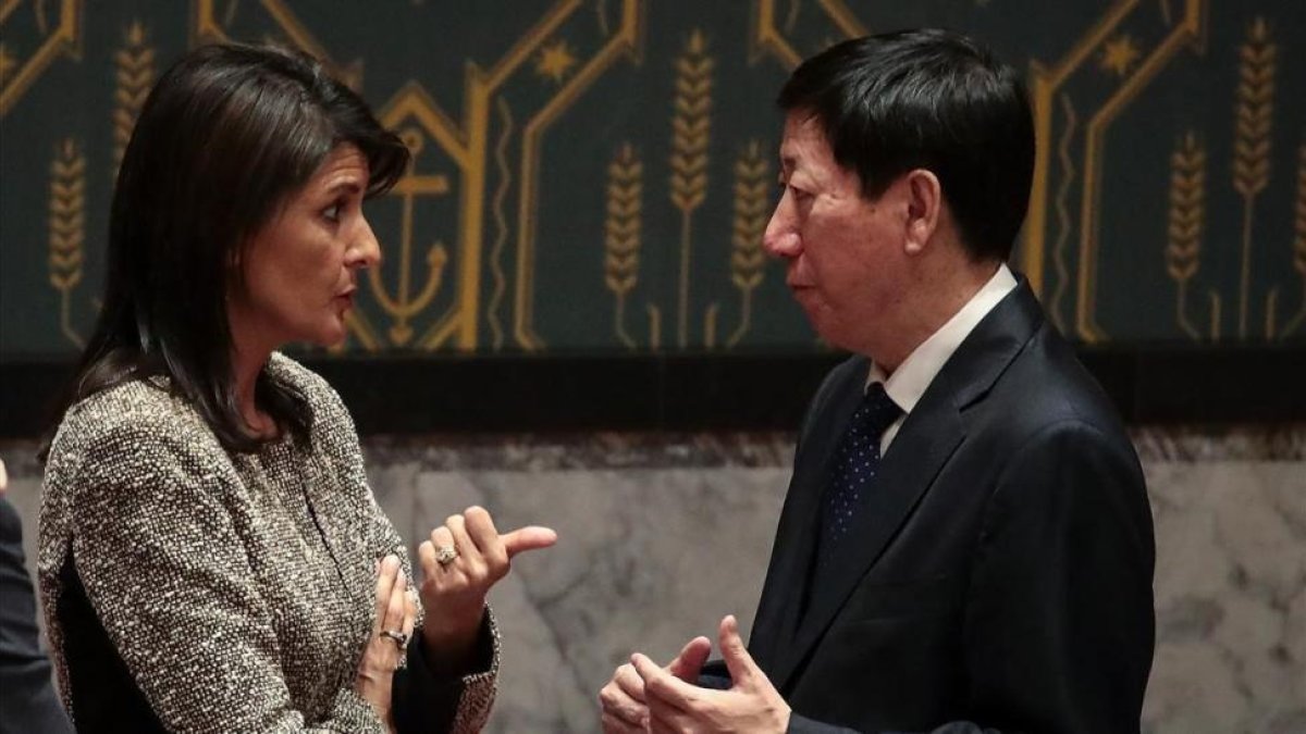 La embajadora de EEUU ante la ONU, Nikki Haley, conversa con su homólogo chino, Wu Haitao.-DREW ANGERER