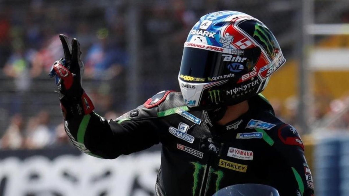 El francés Johann Zarco (Yamaha) pasea su felicidad por el trazado de Le Mans, tras lograr la pole en su gran premio.-REUTERS