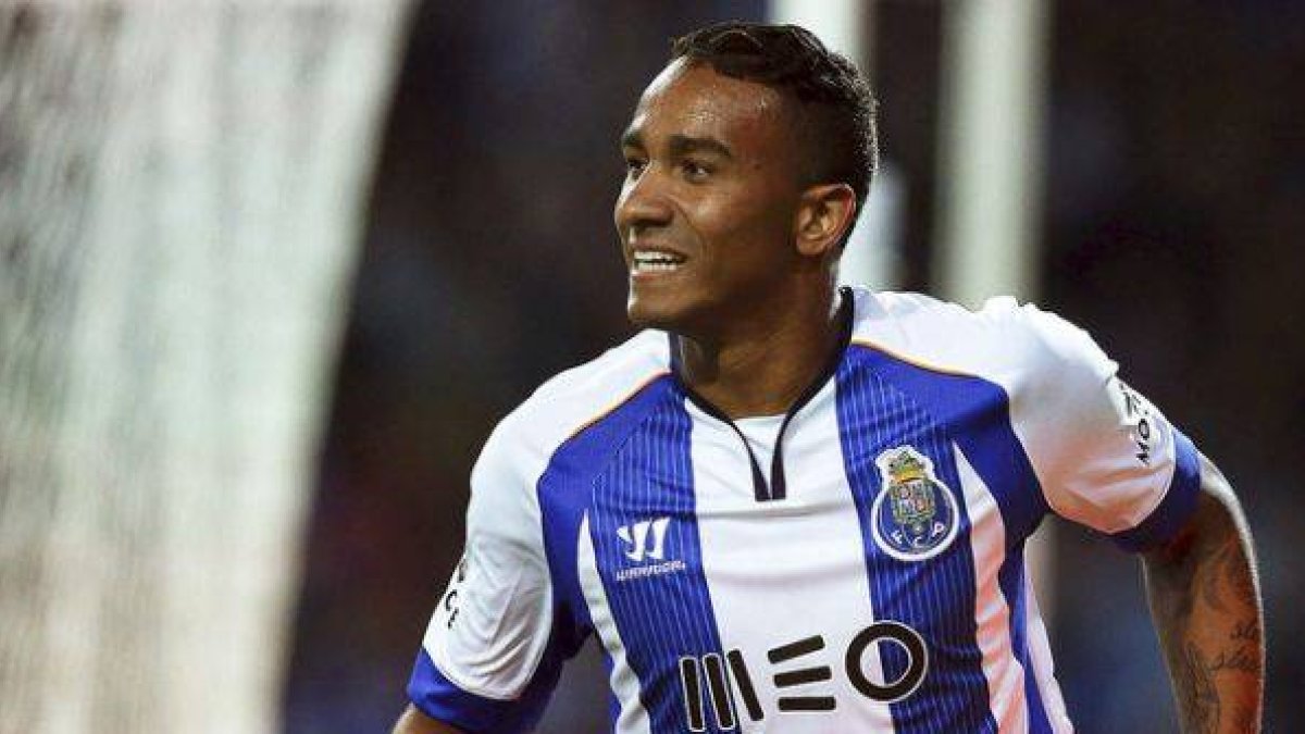Danilo, lateral derecho brasileño y nuevo refuerzo del Madrid, durante un partido con el Oporto.-Foto: EFE / JOSE COELHO