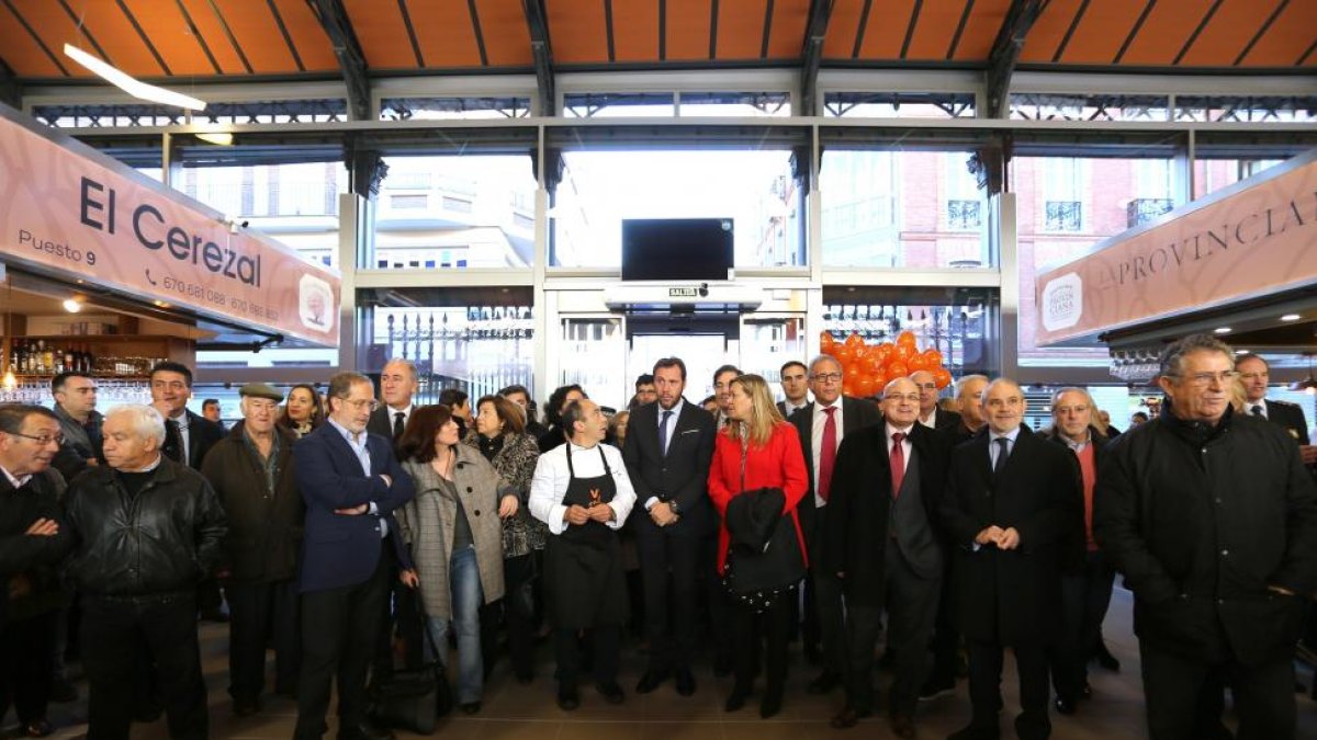 Inauguración de las nuevas instalaciones del Mercado del Val a la que asisten la consejera de Economía, Pilar del Olmo, y el alcalde de Valladolid, Óscar Puente, entre otros-ICAL