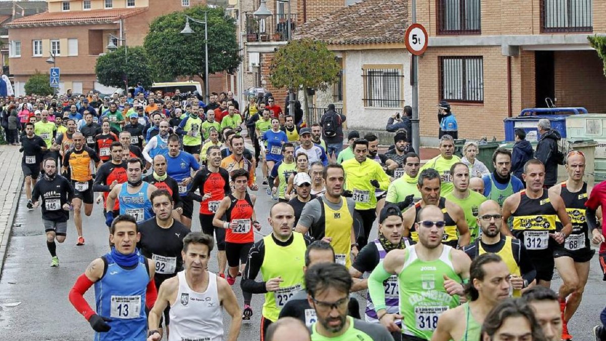Multitud de participantes en la carrera solidaria de ayer en Boecillo.-J.M. Lostau