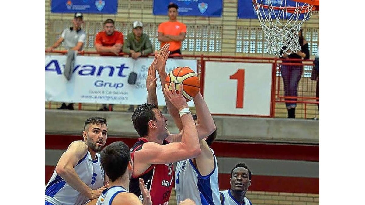 Sergio de la Fuente, rodeado de jugadores del CBPrat intenta anotar en el segundo partido de la serie.-PHOTO DEPORTE