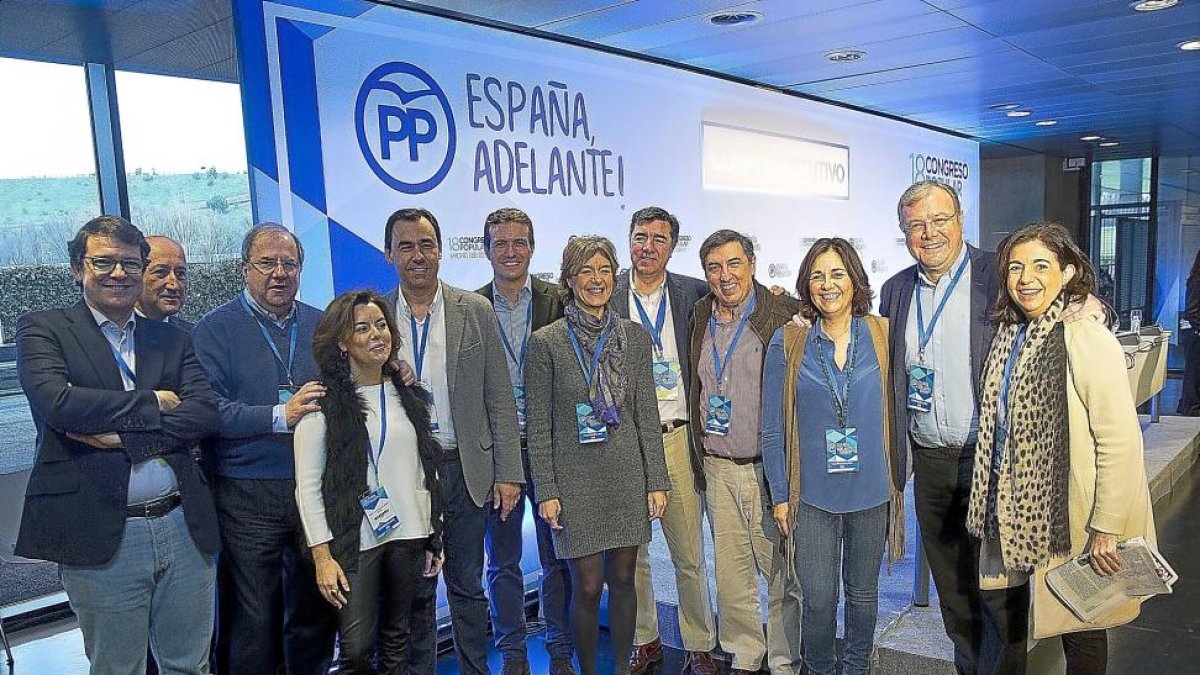 De izquierda a derecha, Fernández Mañueco, Cortés, Herrera, Sáenz de Santamaría, Martínez Maíllo, Casado, García Tejerina, Bermúdez de Castro, Gardía Hernández, Escudero, Silván y Moneo.-ICAL