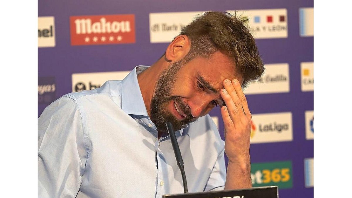 Borja se emociona en la sala de prensa de Zorrilla al anunciar su retirada.-PABLO REQUEJO