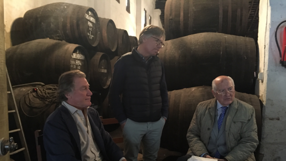 Peter Sisseck entre Carlos del Río y Ángel Zamorano, fundador de la bodega en 1974, el pasado noviembre.-D.V.
