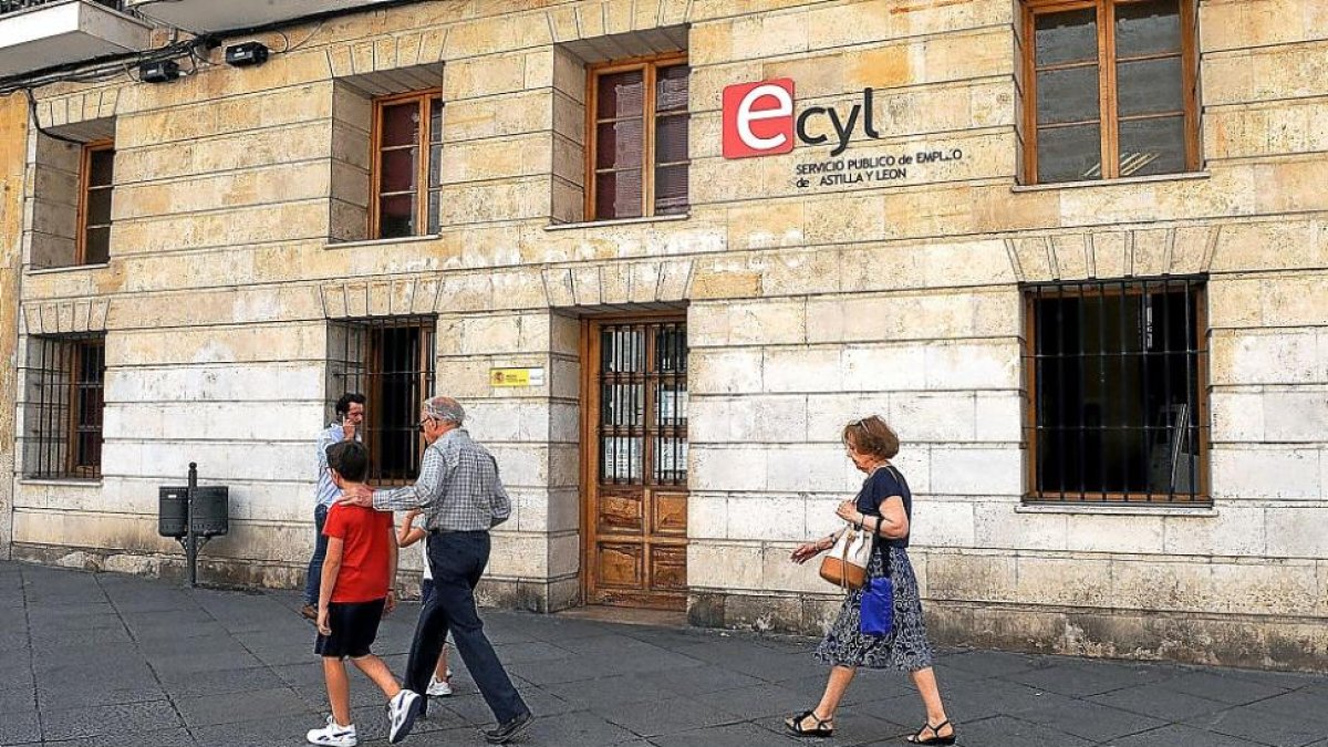 Puerta de una de las oficinas del ECyL en Valladolid.-EL MUNDO