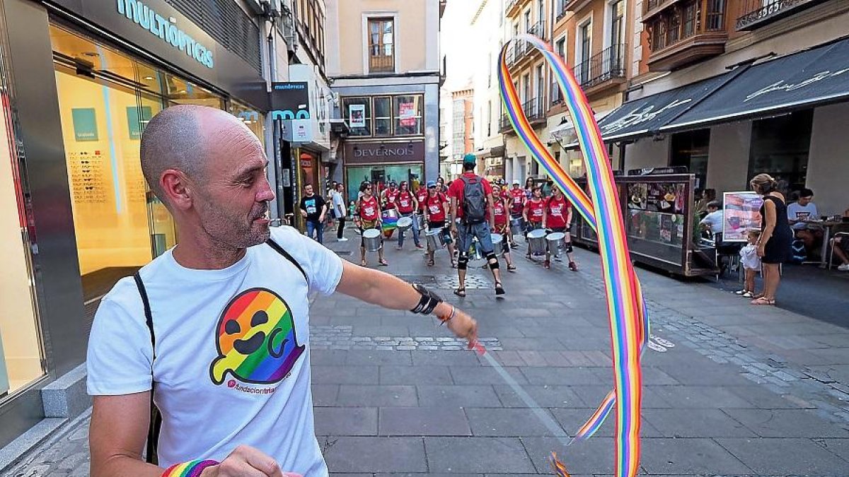 Uno de los asistentes a la manifestación conmemorativa del Día del Orgullo LGTBI en el centro de Valladolid.-ICAL