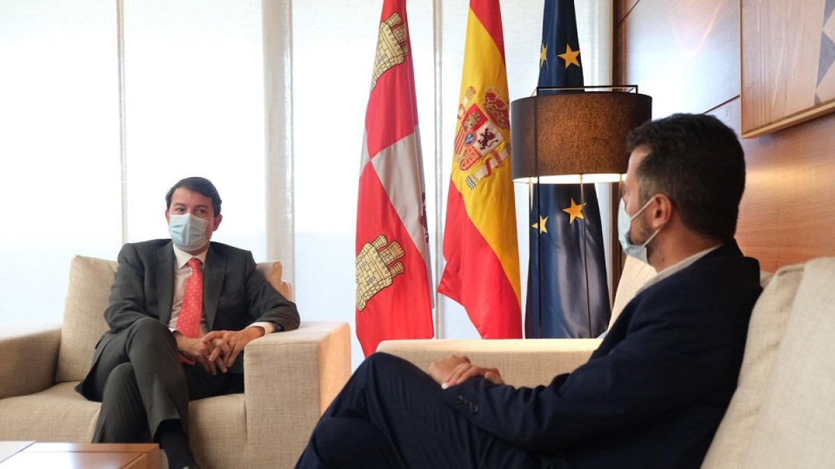Alfonso Fernández Mañueco y Luis Tudanca, en un momento de la reunión que mantuvieron ayer en las Cortes tras tumbar el plan Aliste. ICAL